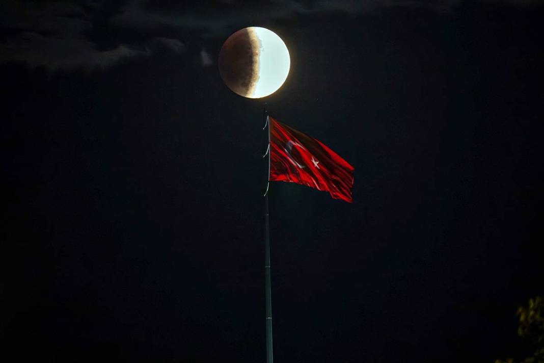 Doğa olayı mı, felaket habercisi mi? 'Kanlı Ay' tutulması ve bilimsel gerçekler 20